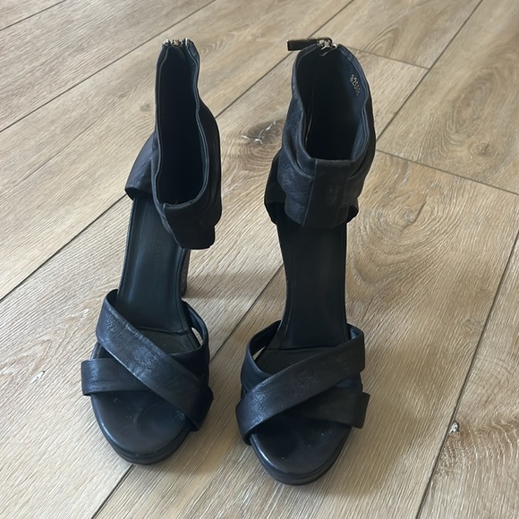 Sz 38 Vero Cuoio Italian Charcoal Black Leather Heels w/ Zipper Back Closure - Picture 2 of 6